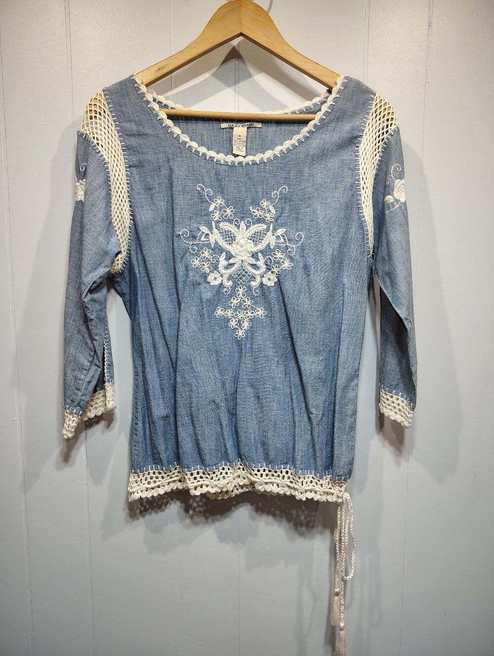 Lucky Brand Chambray Crochet Boho Blouse Medium Blue Embroidered Tassel Peasant